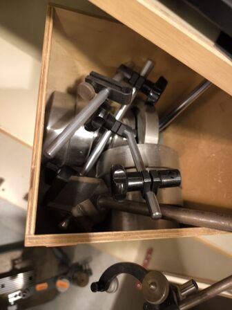 Kasse med målestativer