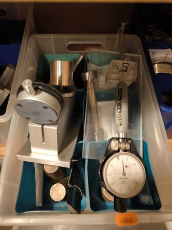 Lot med blandet måleur og værktøj