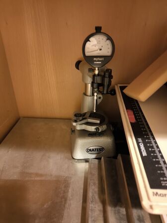 Hylde med blandet værktøj