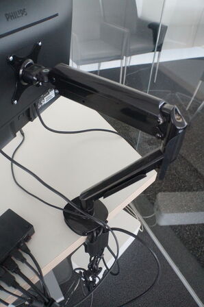 2 stk. Skærme, tastatur & mus