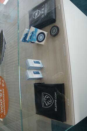 2 stk. Udstillingsreoler