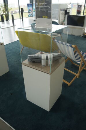 2 stk. Udstillingsreoler