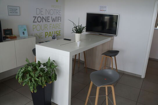 Loungemøblement inkl. Fladskærm