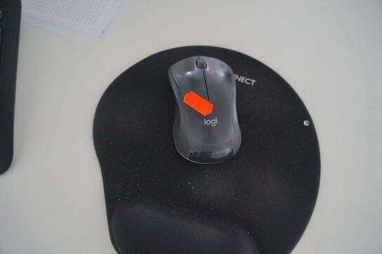 2 stk. Skærme, tastatur & mus