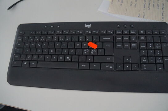 2 stk. Skærme, tastatur & mus