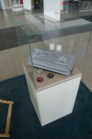 2 stk. Udstillingsreoler