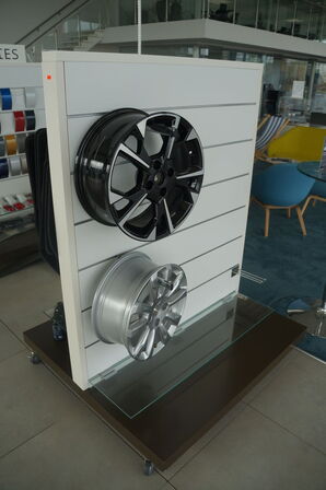 Udstillingsmøbler med indhold