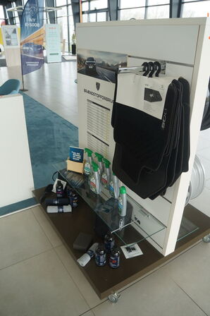 Udstillingsmøbler med indhold