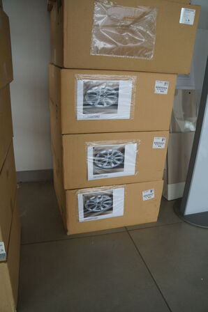 Diverse hjulkapsler, udstillingsmateriale, m.v.