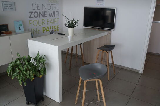 Loungemøblement inkl. Fladskærm