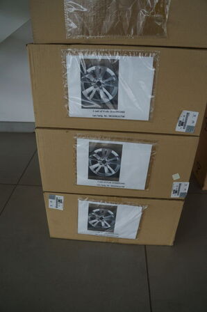 Diverse hjulkapsler, udstillingsmateriale, m.v.