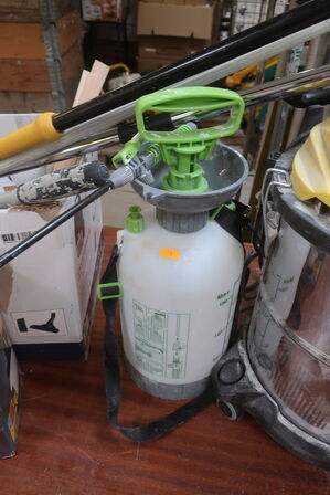 Div. malerværktøj, støvsuger m.v.