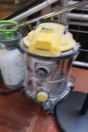 Div. malerværktøj, støvsuger m.v.