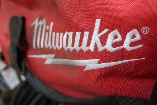Værktøjstaske MILWAUKEE m. div. værktøj (se billeder)