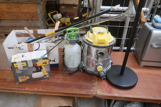 Div. malerværktøj, støvsuger m.v.