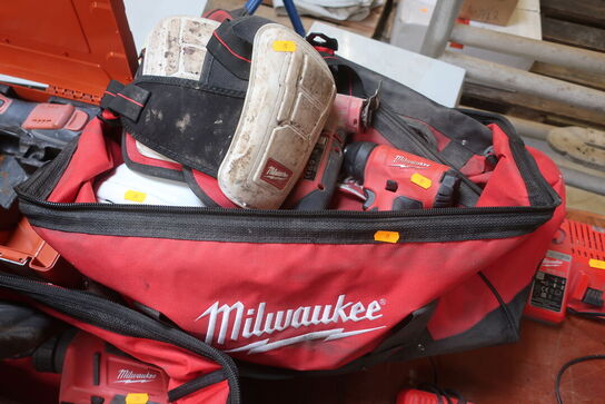 Værktøjstaske MILWAUKEE m. div. værktøj (se billeder)