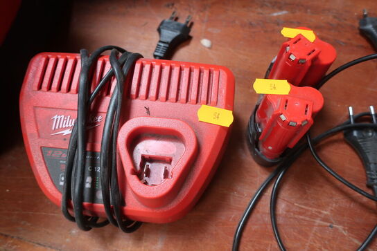 Oplader MILWAUKEE inkl. 2 stk. batterier