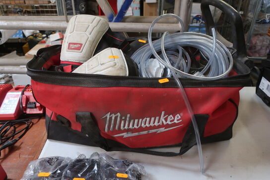 Værktøjstaske MILWAUKEE m. div. indhold (se billeder)