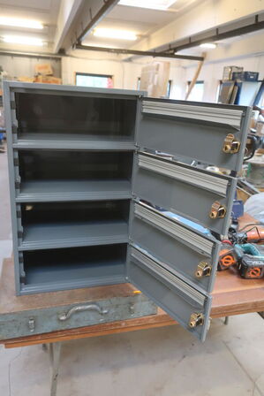 Postkasseskab m. 4 indkast