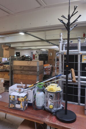 Div. malerværktøj, støvsuger m.v.