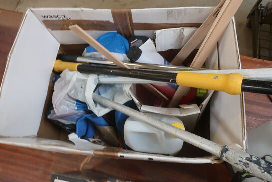 Div. malerværktøj, støvsuger m.v.