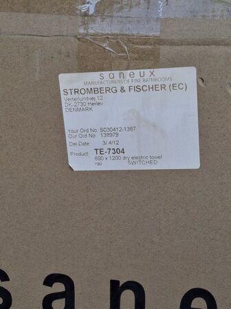 TE-7304 Elektrisk Håndklædetørrer 690 x 1200. ny, Beslag mangler