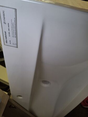 Stromberg Bad Alba vaskeskab, porcelæn vask, og matchende højskab.