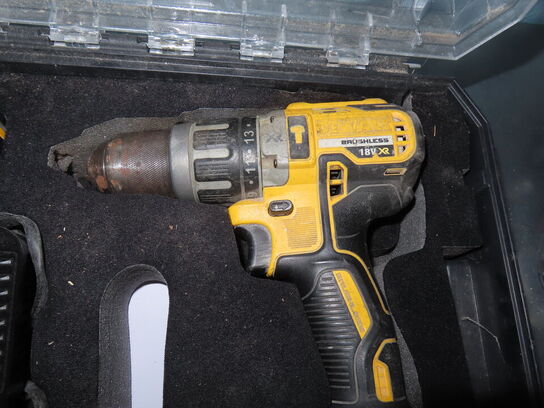 Boremaskine og tilbehør i kasse - DEWALT