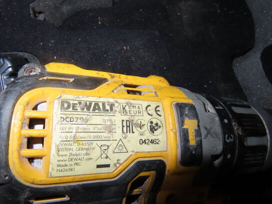 Boremaskine og tilbehør i kasse - DEWALT