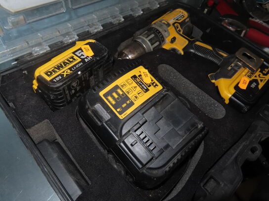 Boremaskine og tilbehør i kasse - DEWALT