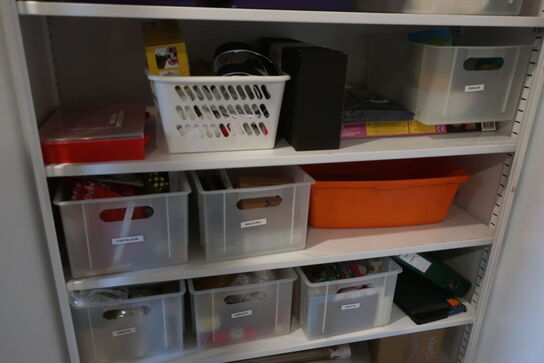 Stålskab med indhold