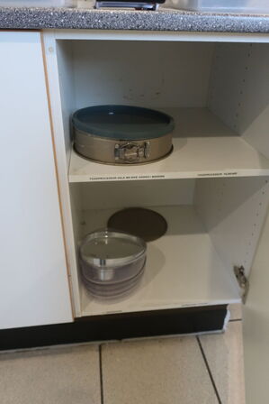 Indhold i skuffer samt skabe