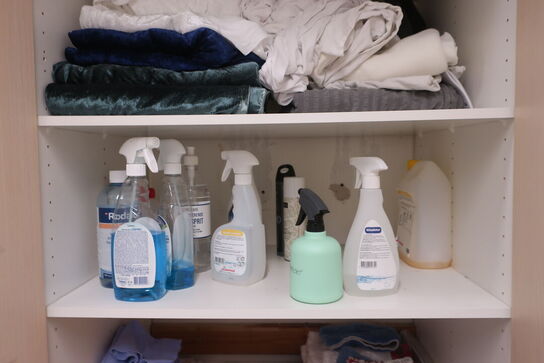 Indhold på bord og hylder