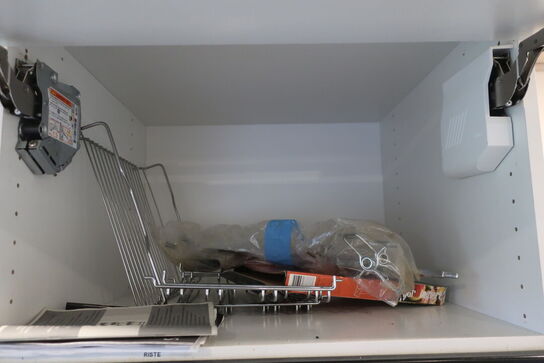 Indhold i skuffer samt skabe