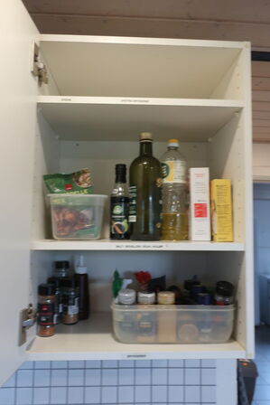 Indhold i skuffer samt skabe