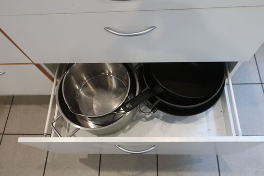 Indhold i skuffer samt skabe