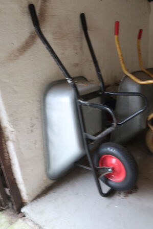 3 stk. trillebører samt kuglegrill