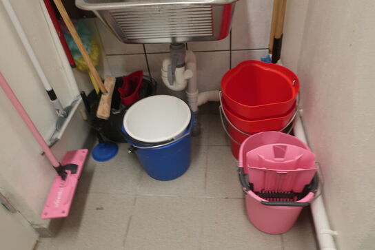 Indhold på bord og hylder