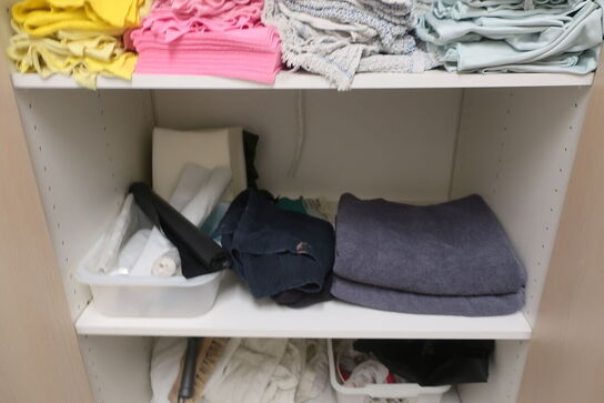 Indhold på bord og hylder