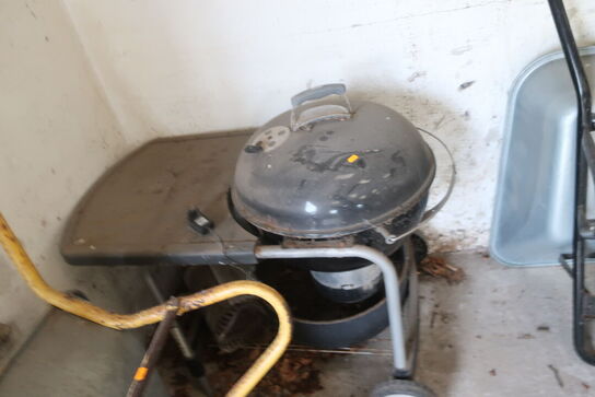 3 stk. trillebører samt kuglegrill