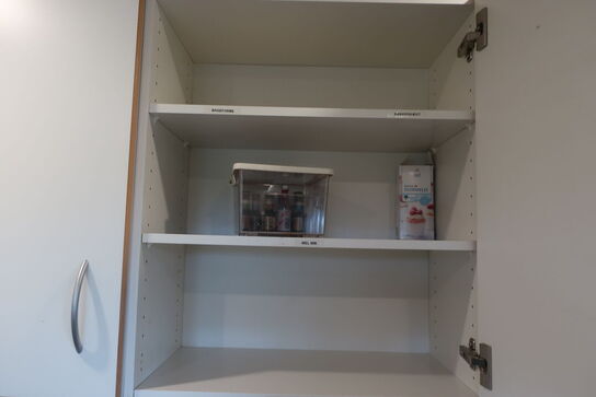 Indhold i skuffer samt skabe