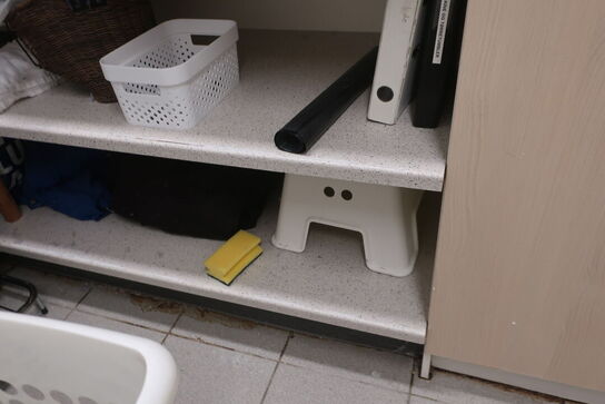 Indhold på bord og hylder