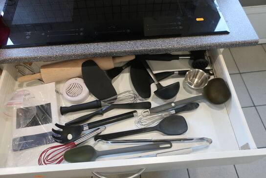 Indhold i skuffer samt skabe