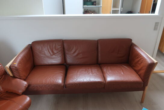 Sofa med bord og lænestol