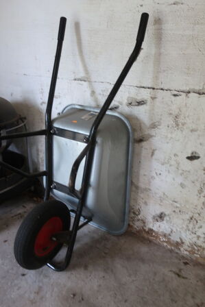 3 stk. trillebører samt kuglegrill