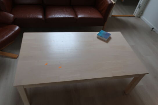 Sofa med bord og lænestol