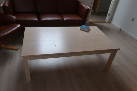 Sofa med bord og lænestol