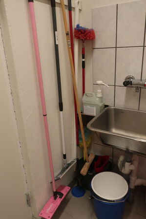 Indhold på bord og hylder