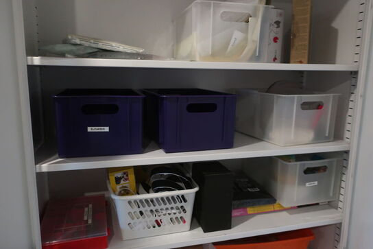 Stålskab med indhold