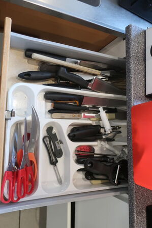 Indhold i skuffer samt skabe